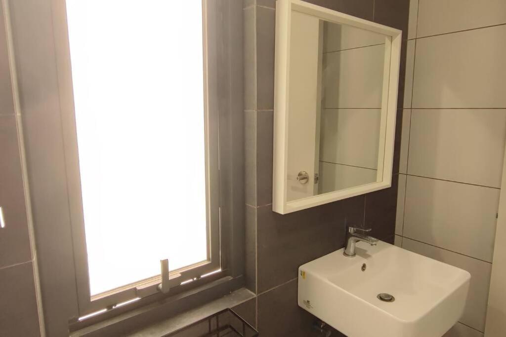 Hzb301-Selfcheck-In-Wi-Fi- Netflix- Parking- Pool-2 Bedroom- Klia, 7099 Sepang Buitenkant foto